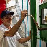 �Prima del 1987 la lanterna era alimentata a gas: almeno una volta l'anno si doveva portare su una bombola di acetilene del peso di 60 chili�, aggiunge Gaetano, mentre eccezionalmente accende per noi il faro in anticipo azionando con una leva il meccanismo